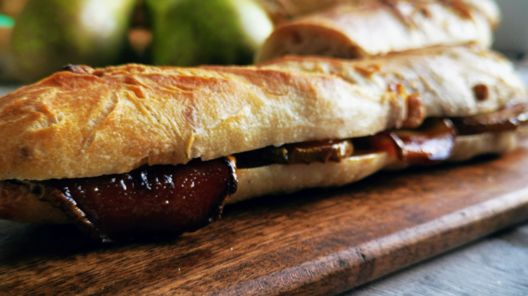 Wildes Walnuss-Baguette mit Birne und Gorgonzola