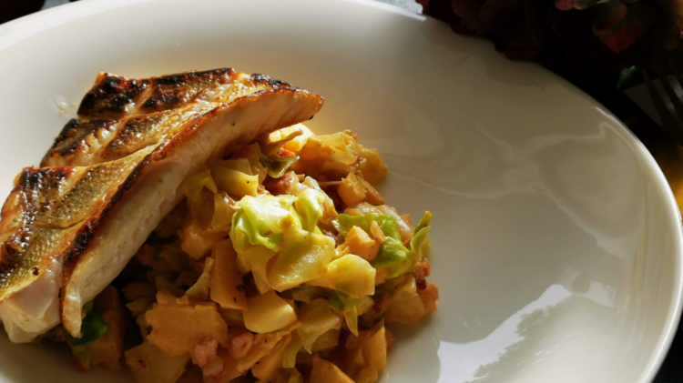 Zanderfilet auf Apfel-Spitzkohlgemuese - Herbst