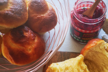 Französische Briochebrötchen mit süßem Sauerteig