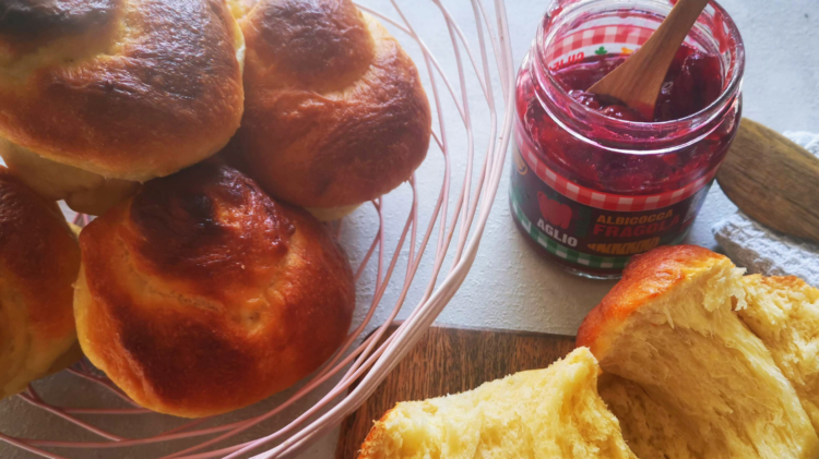 Französische Briochebrötchen mit süßem Sauerteig