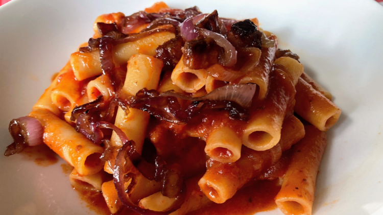 Ziti Tagliati all Amatriciana di Modena - Nudeln mit Speck und Zwiebeln in Tomatensauce