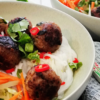Bun Cha - vietnamesische Hackbällchen mit Reisnudeln und Nuoc Cham Sauce