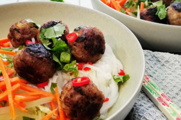Bun Cha - vietnamesische Hackbällchen mit Reisnudeln und Nuoc Cham Sauce