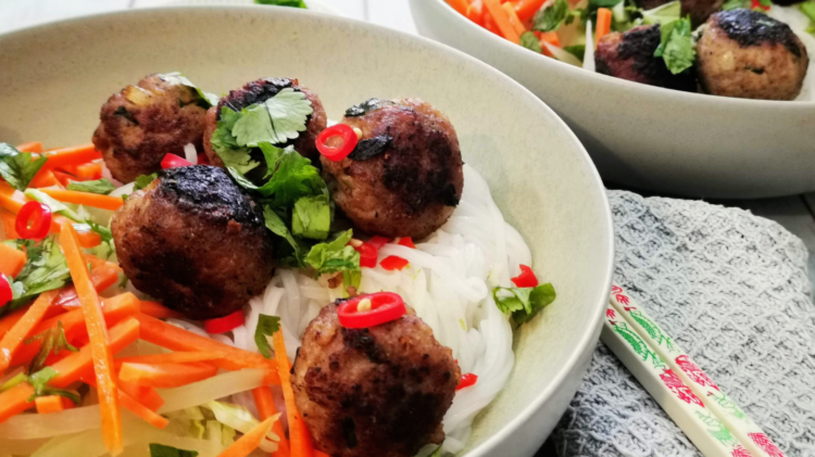 Bun Cha - vietnamesische Hackbällchen mit Reisnudeln und Nuoc Cham Sauce