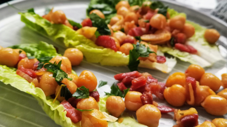 Lauwarmer Kichererbsen Salat mit Serano
