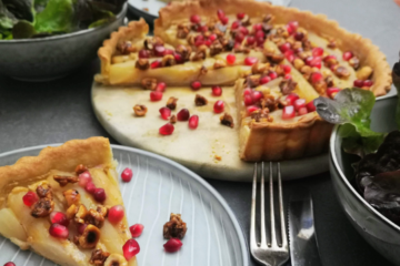 Schwarzwurzeltarte mit Tahin Haselnuessen und Granatapfelkernen
