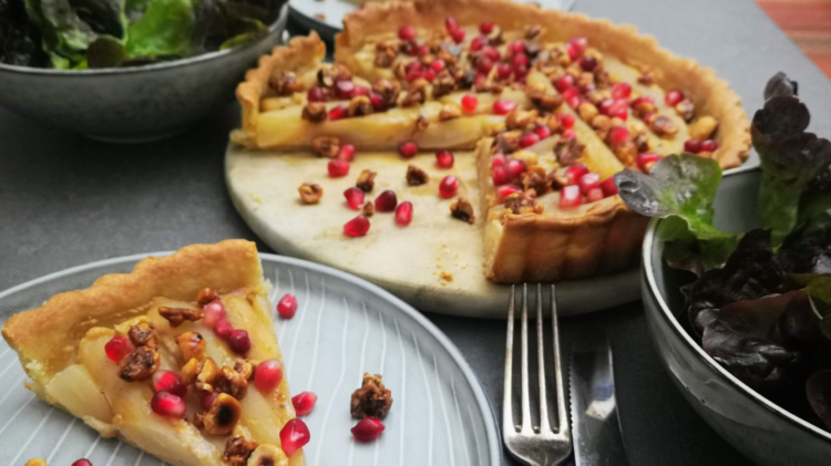 Schwarzwurzeltarte mit Tahin Haselnuessen und Granatapfelkernen
