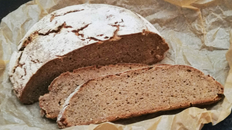 Hausbrot mit 100- Roggen - ein tolles Sauerteigbrot-anschnitt