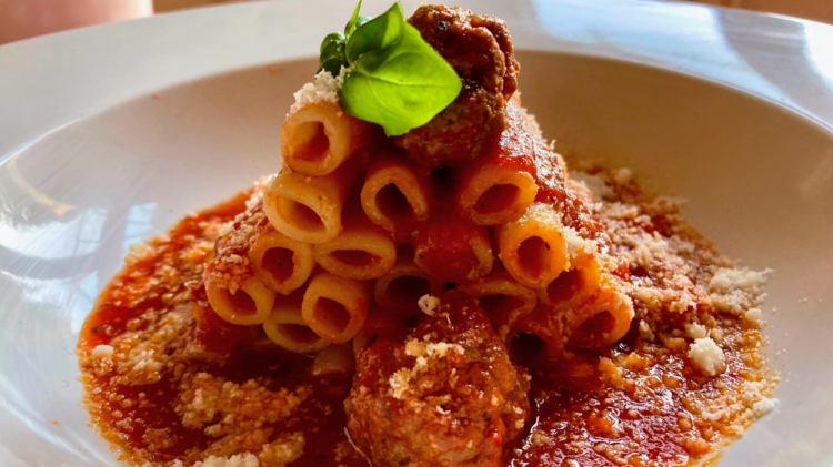 Ziti Tagliati con Polpette - Nudeln mit Hackbällchen