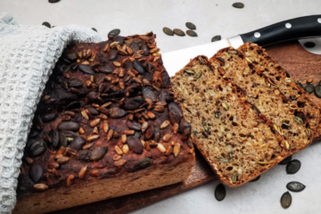 Dreikornbrot als Kastenbrot mit Leinsamen Sonnenblumen- und Kuerbiskernen-2