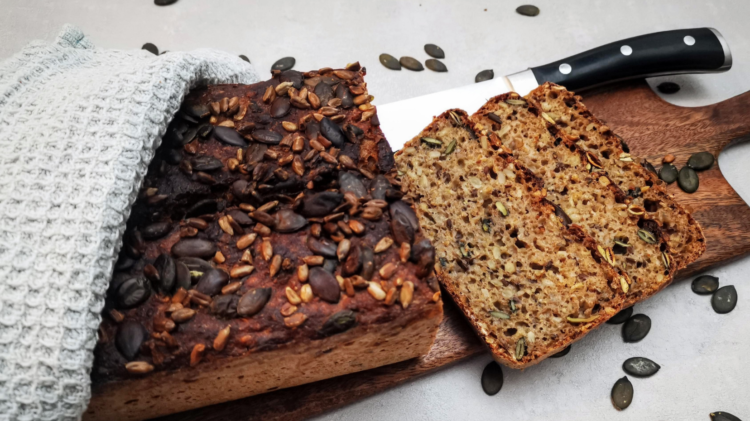 Dreikornbrot als Kastenbrot mit Leinsamen Sonnenblumen- und Kuerbiskernen-2