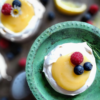 Oster-Pavlova - Mini-Baiser Törtchen mit selbst gemachten Lemon Curd
