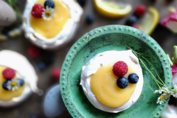 Oster-Pavlova - Mini-Baiser Törtchen mit selbst gemachten Lemon Curd