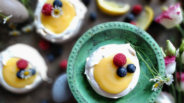Oster-Pavlova - Mini-Baiser Törtchen mit selbst gemachten Lemon Curd