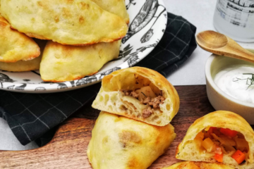 Russische Piroschki mit Weisskohl und Hackfleisch oder vegetarischer Fuellung