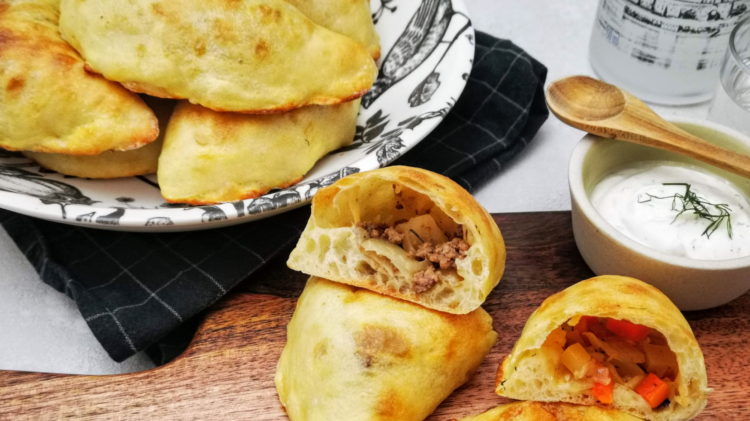Russische Piroschki mit Weisskohl und Hackfleisch oder vegetarischer Fuellung